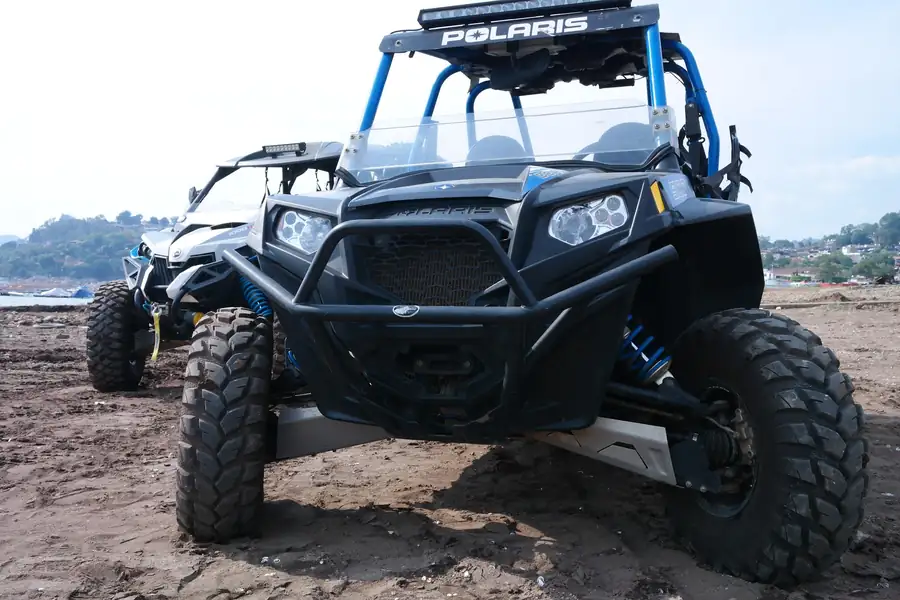 Frente de un Polaris RZR de Ruta 69 en la orilla de la presa