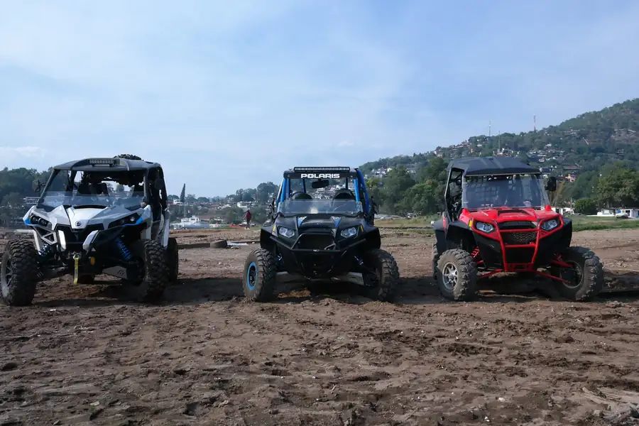 Tres RZR de Ruta 69 en la orilla de la presa