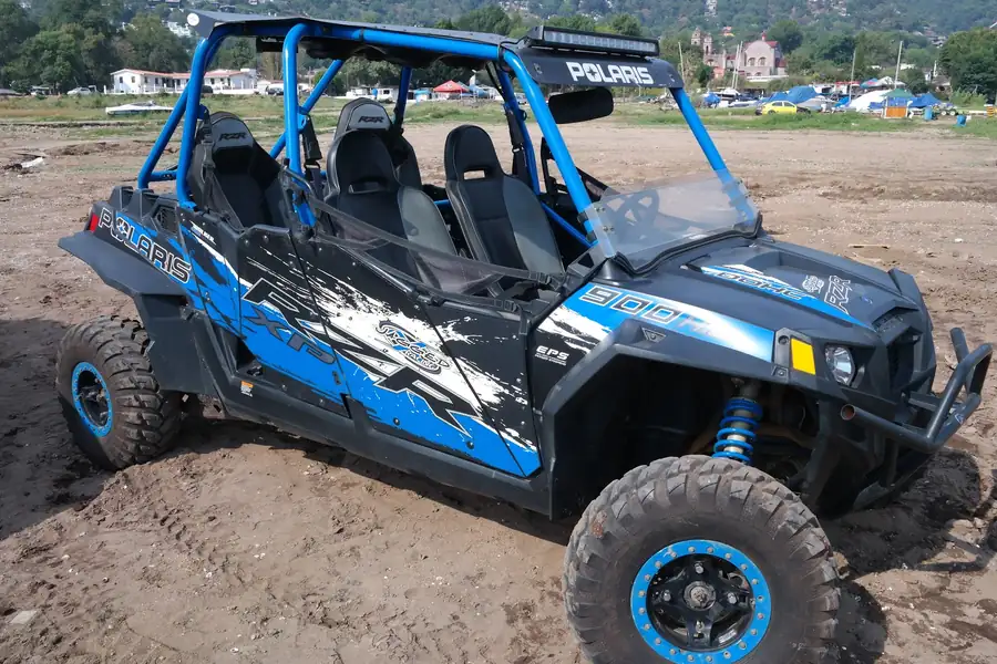 Polaris RZR visto desde atrás