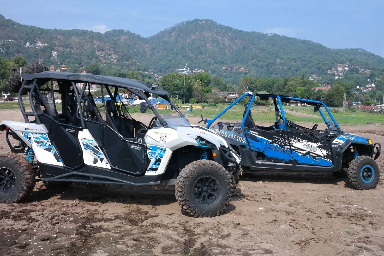 Vehículos RZR de Ruta 69 frente a las montañas de Valle de Bravo